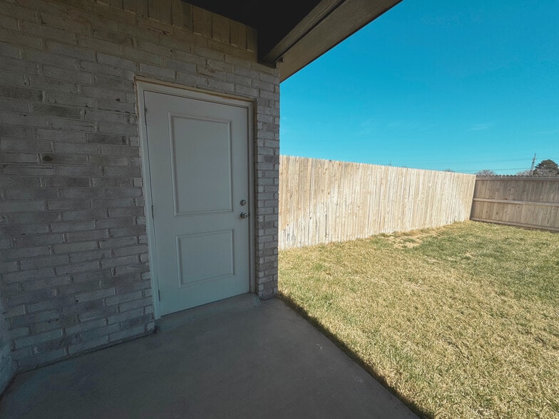 Building Photo - 13933 Periwinkle Dr