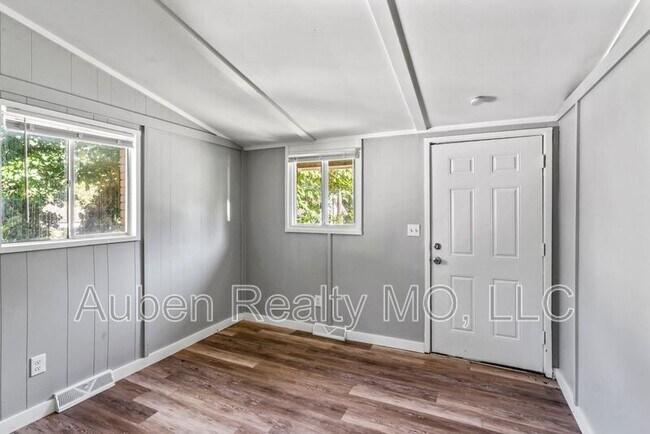 Primary Photo - 1300 S Appleton Ave