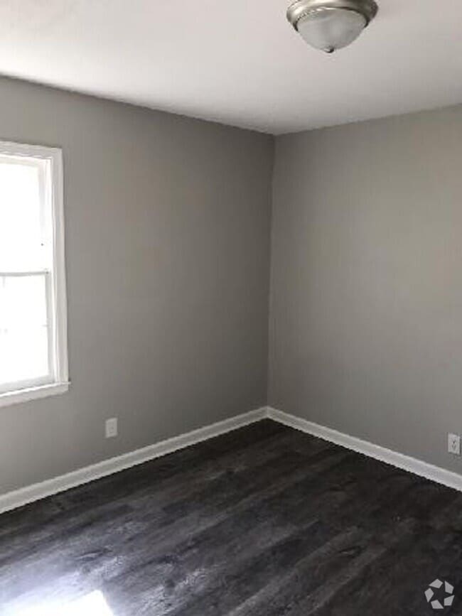 Building Photo - 3br 1.5 bath, NEWLY RENOVATED! Garage, fen...