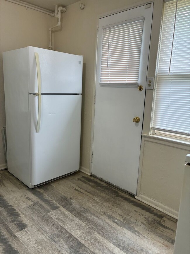 Building Photo - 2 Bedroom 1 Bathroom Single Family Home in...