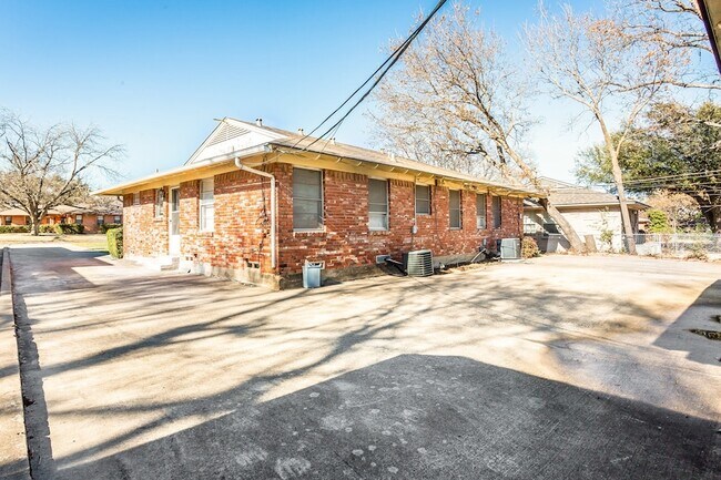 Building Photo - 6520 St Moritz Ave