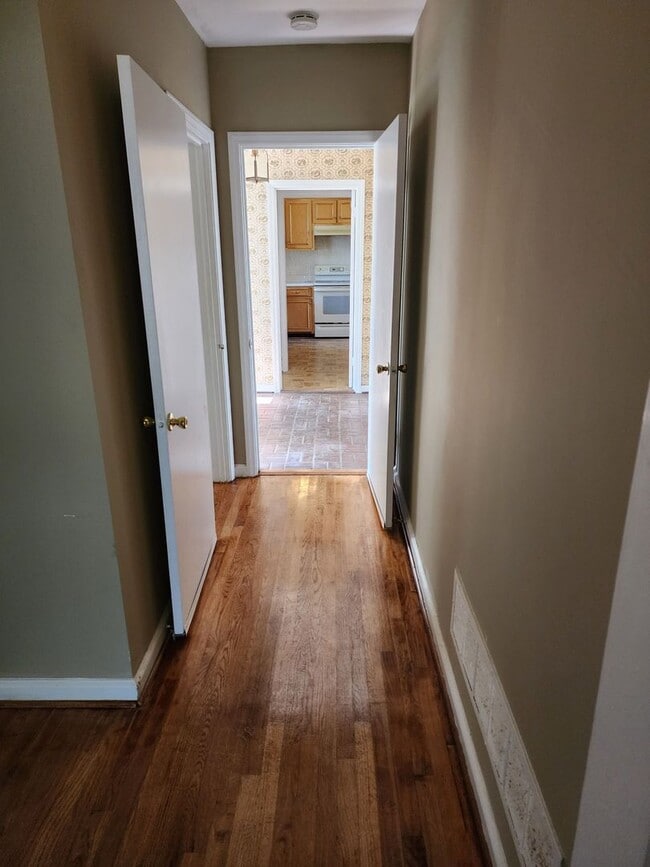 Building Photo - Three Bedroom Home!