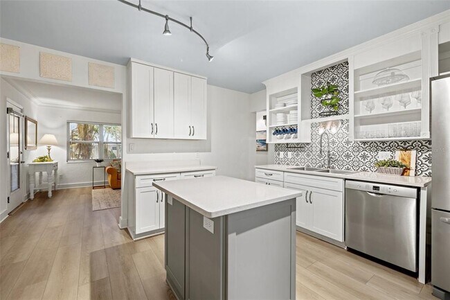 Building Photo - 818 37th Ave NE