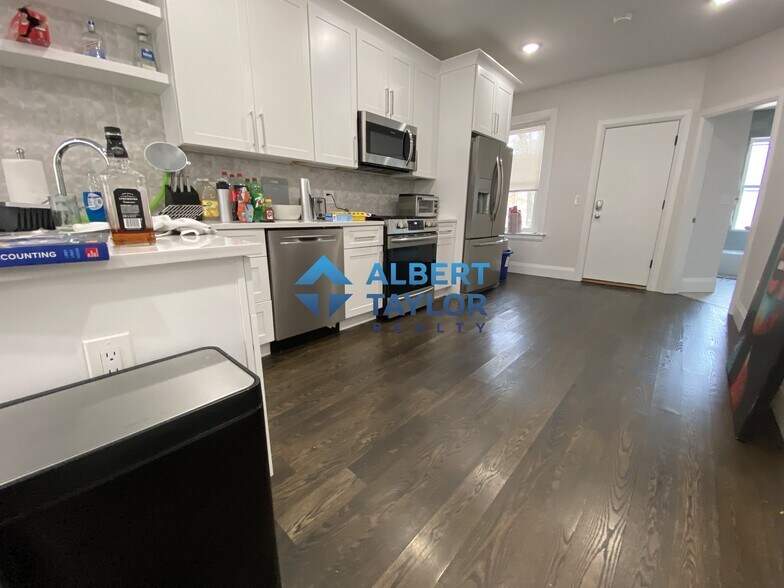 Building Photo - 9 Strathmore Rd