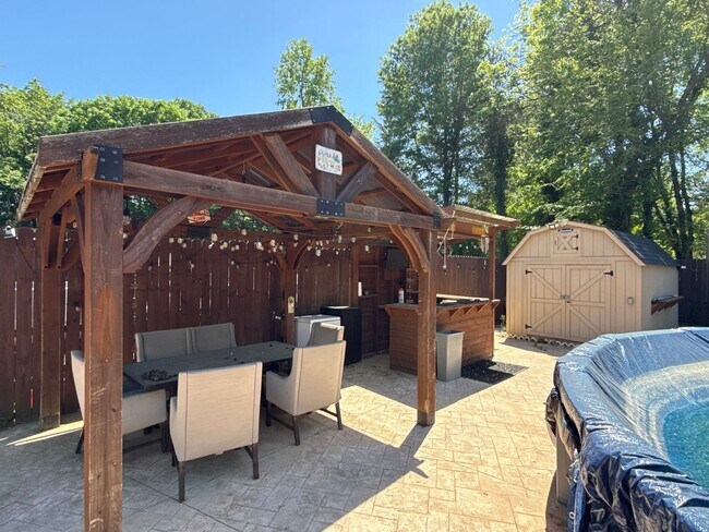 Building Photo - Updated Ranch Home with Luxury features!