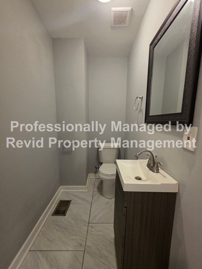 Building Photo - 3 Bed 1.5 Bathroom Home!!!!