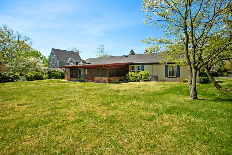 Building Photo - 231 Colonial Ave