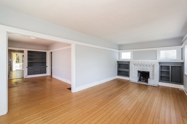 Building Photo - Beautiful 1918 Oakland Home!!