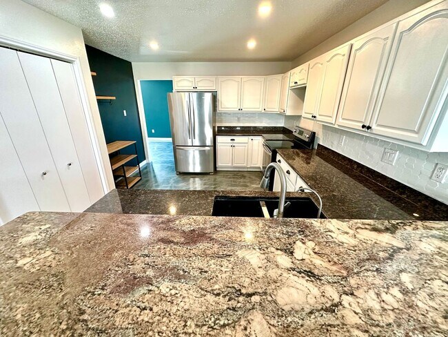 Building Photo - A Stunning 3-Bedroom 2.5-Bath 2 Storey Home with Spacious Layout and Backyard Oasis!