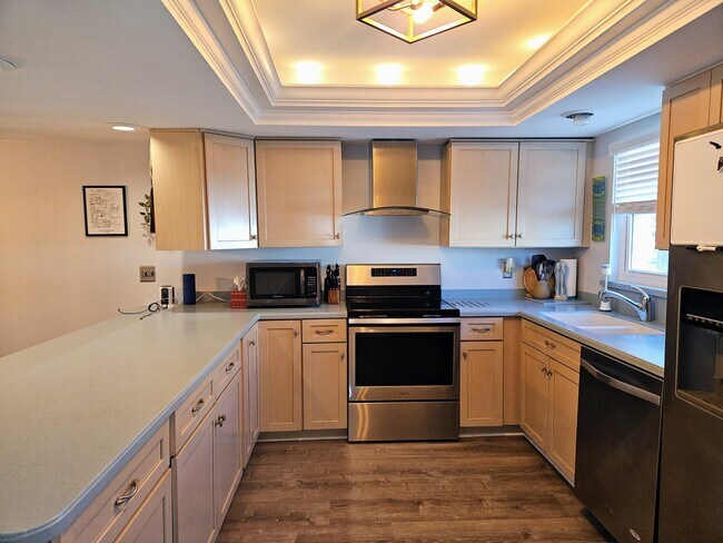 Building Photo - 255 Capri Cir N