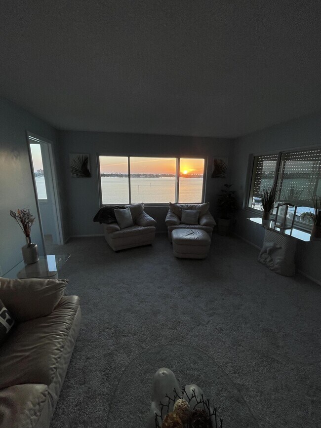 Building Photo - 4750 Cove Cir