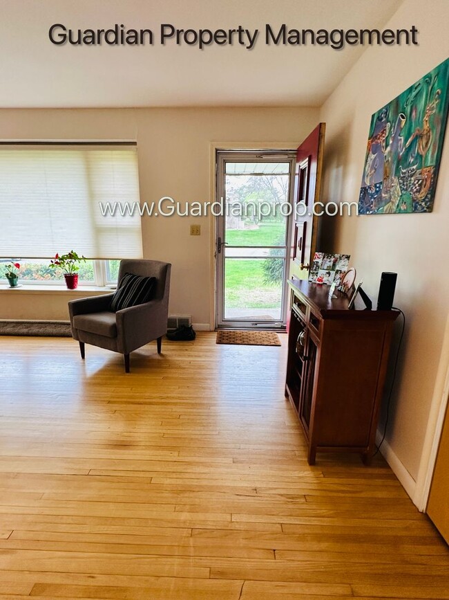 Building Photo - Edina Single Family Home, 2 Car Garage, Di...