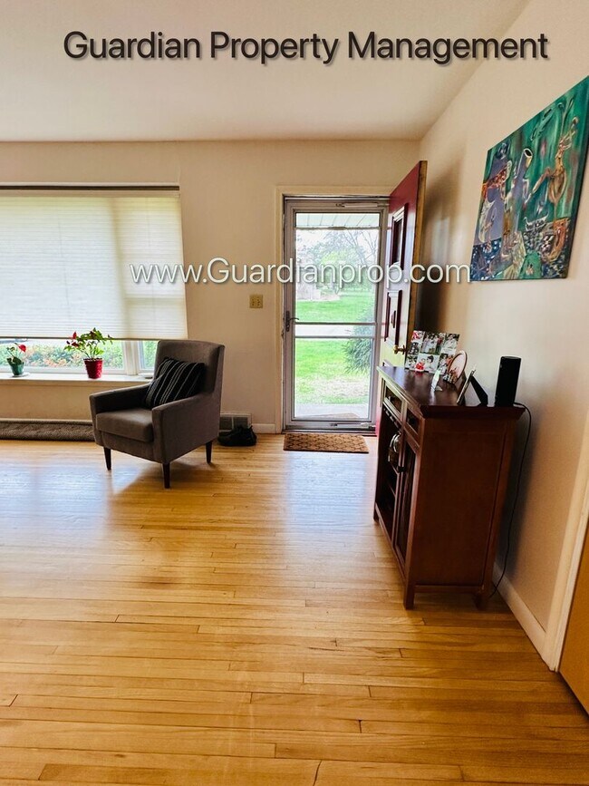 Building Photo - Edina Single Family Home, 2 Car Garage, Dishwasher, Hardwood Floors, Available January/Feb