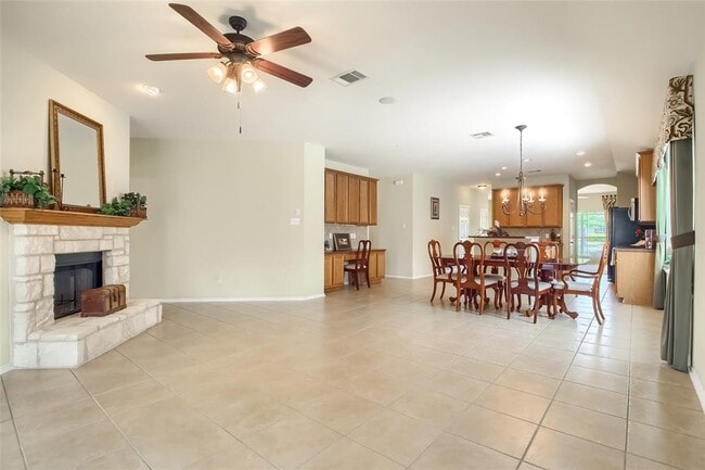 Building Photo - 18720 Royal Pointe Dr