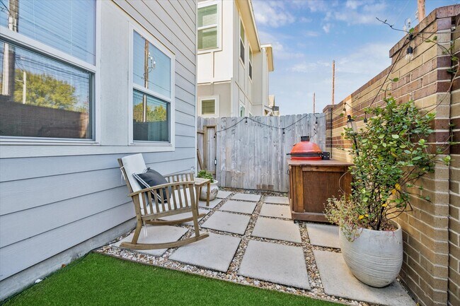 Building Photo - 9804 Rugged Oaks Dr