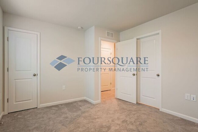 Building Photo - Three Story Town Home | Entry Level Bedroo...