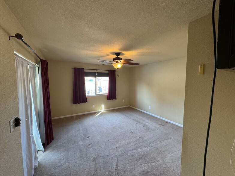 Building Photo - 2058 E Fremont Dr