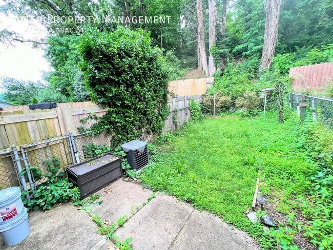 Building Photo - 335 Salaignac St