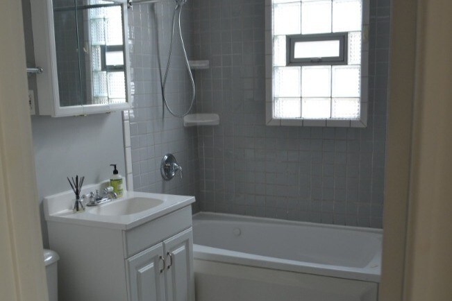 Bathroom - 3643 N Hoyne Ave