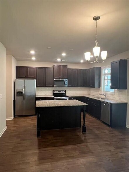 Building Photo - 7881 Silk Tree Pointe