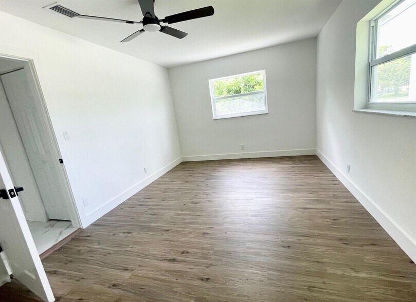 Building Photo - 6606 NW 95th Ave