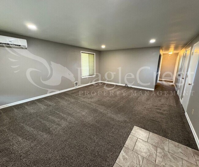 Building Photo - Three Bedroom, One Bathroom Home with Larg...