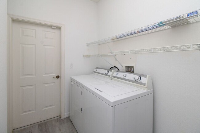 Building Photo - 3-Bed + Den Home With Lake Views & Pet-Friendly!