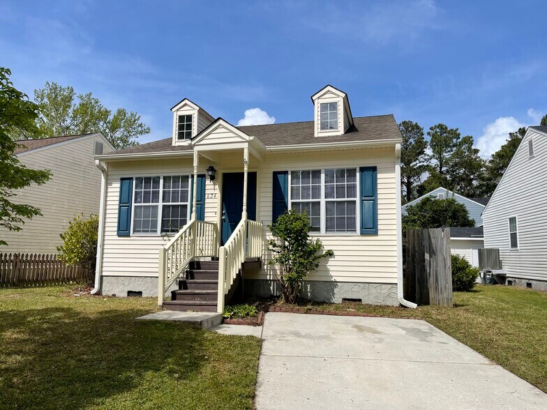 Building Photo - 624 Varsity Dr