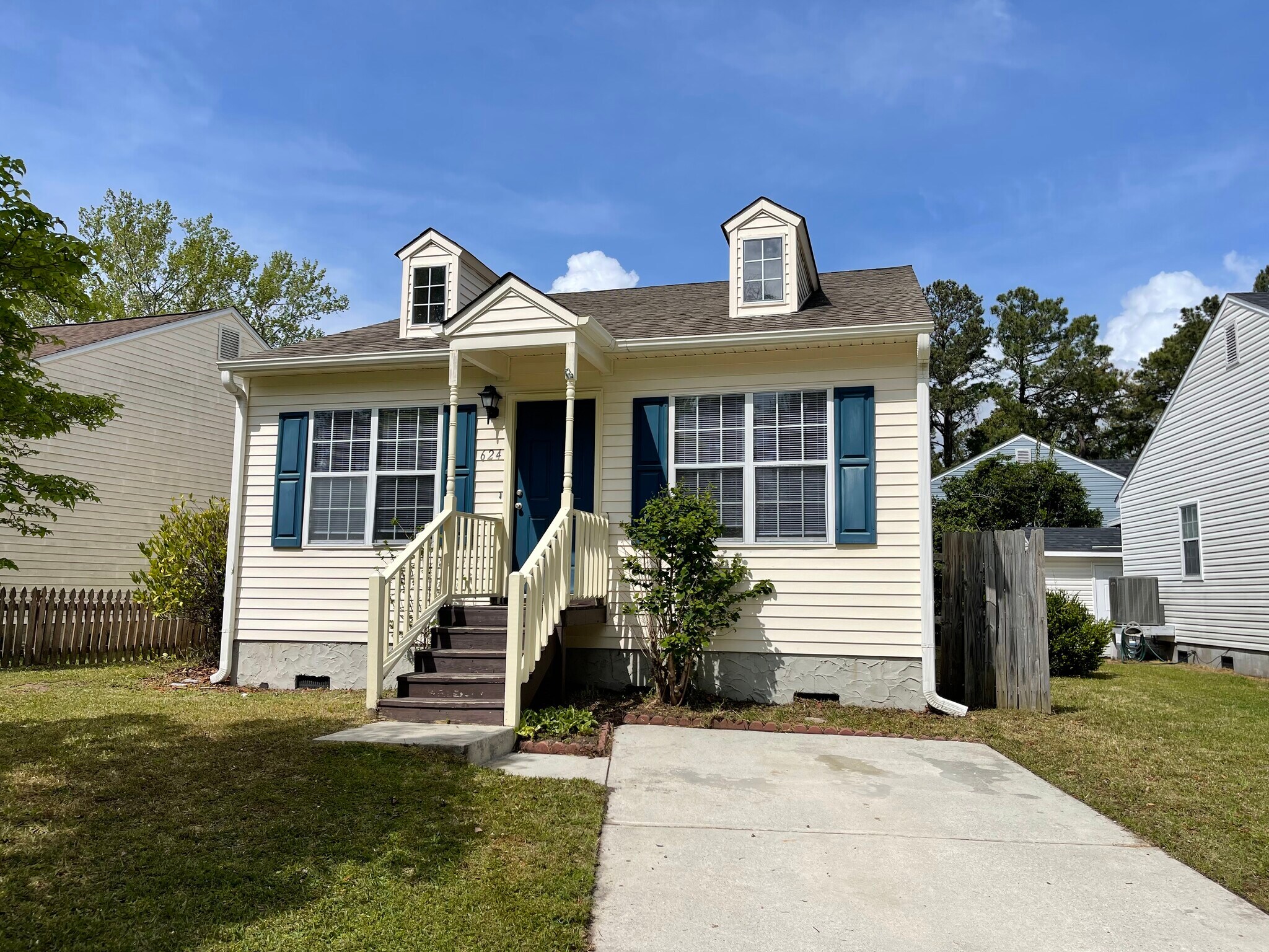 Building Photo - 624 Varsity Dr