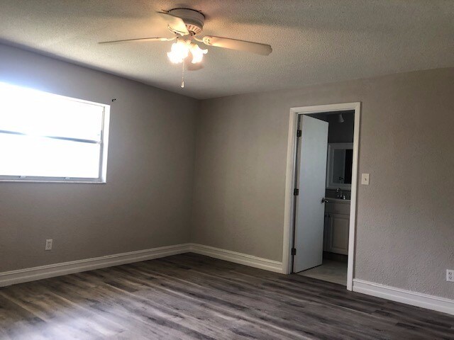 Building Photo - Adorable & Updated in DeBary!