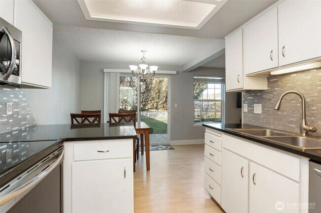 Building Photo - Beautiful Puyallup Duplex with Large Yard ...