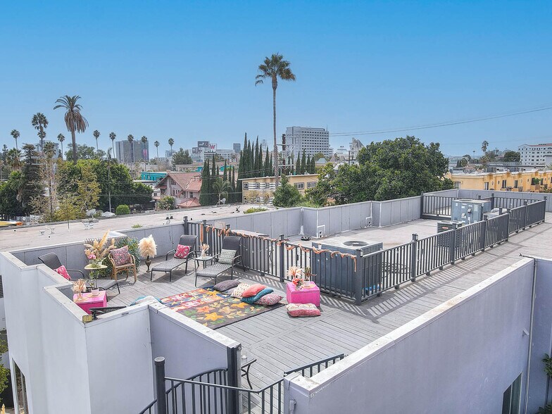 Building Photo - 1952 N Beachwood Dr