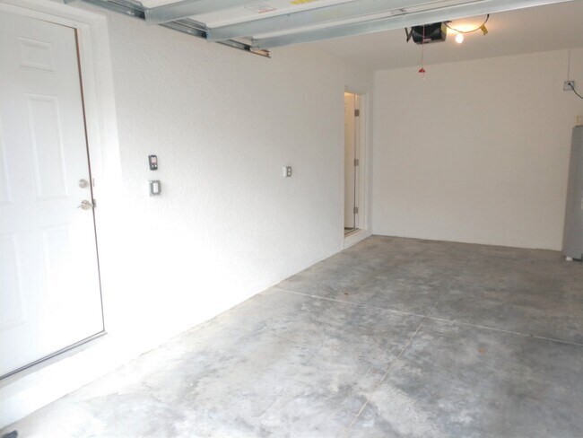 Building Photo - Impressive Annual Unfurnished Condo with C...