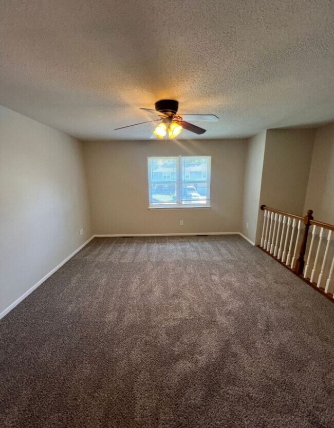 Building Photo - Spacious Split-Level Duplex in Lee’s Summit