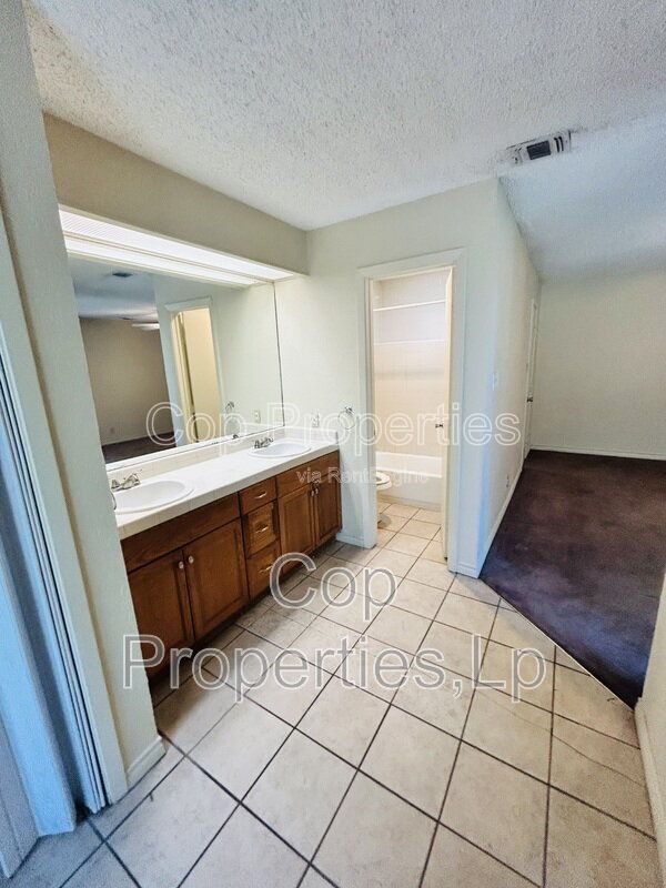 Building Photo - 14810 Ridge Hill Dr