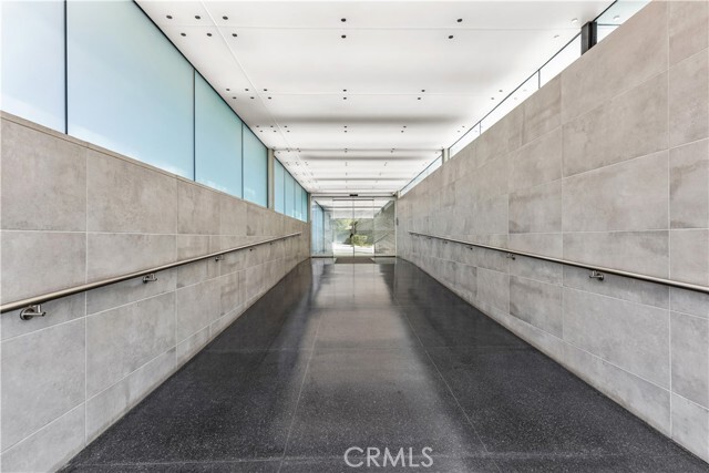 Building Photo - 818 N Doheny Dr