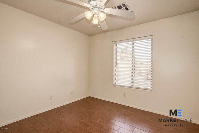 Building Photo - 3Bed/2Bath Home at Lower Buckeye Rd! JOIN ...