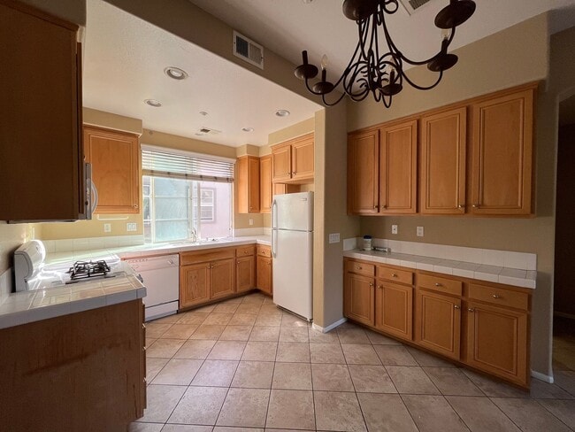 Building Photo - Quiet Otay Ranch townhouse, 3bed/3bath now available!