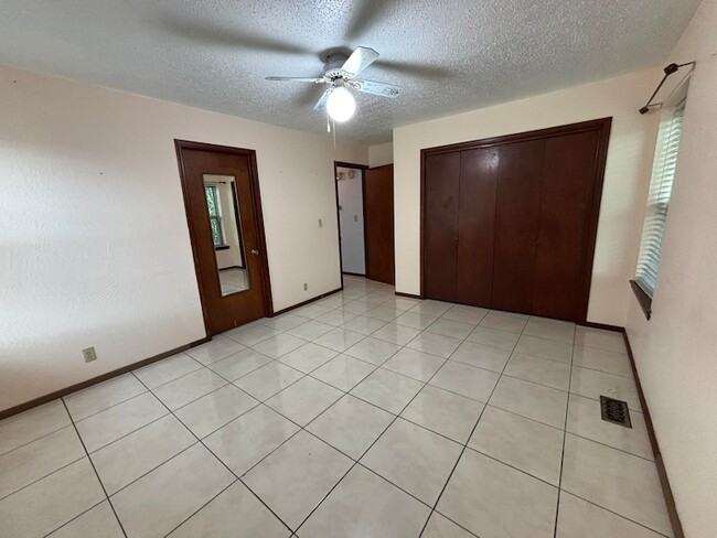 Building Photo - 1417 Matthew Dr