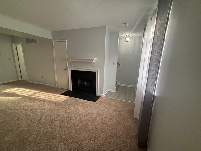 Building Photo - HALF OFF FIRST FULL MONTH'S RENT! Charming...