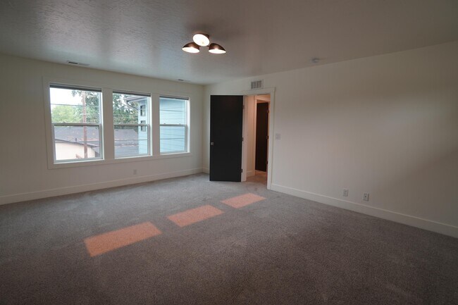 Building Photo - 4314 W Clark St