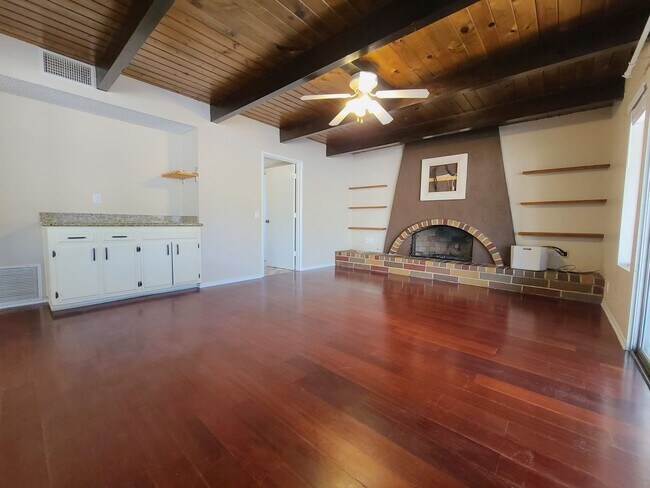 Building Photo - Beautiful 2-Story South Redlands Home with 3 Bedrooms and a Family Room!