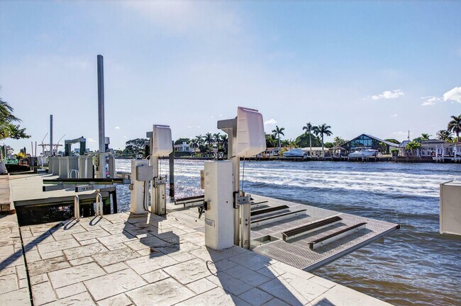 Building Photo - 513 S Riverside Dr