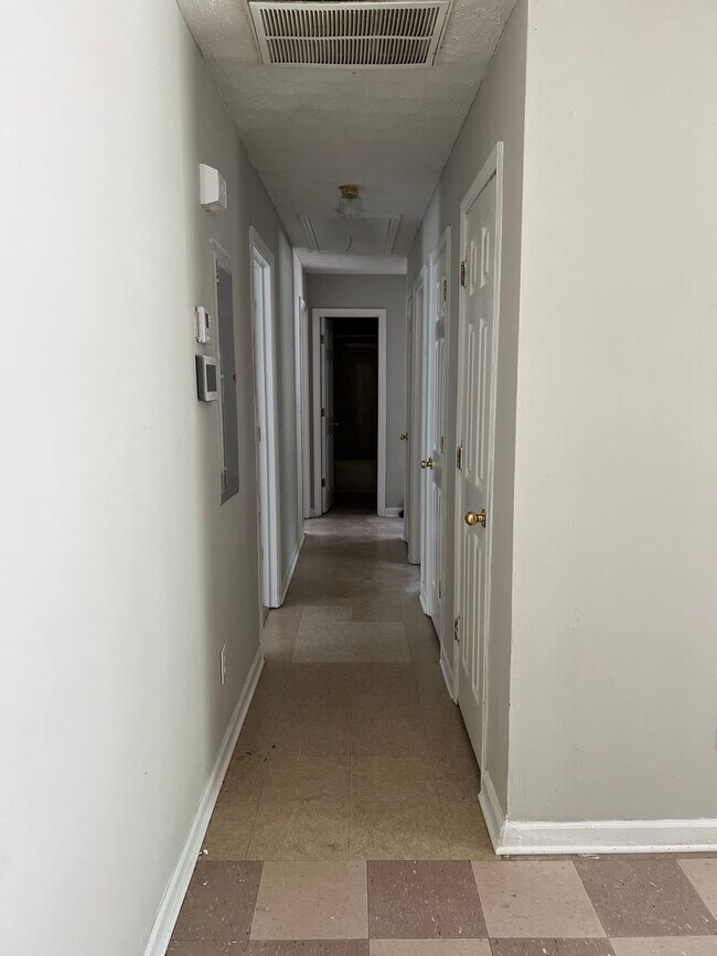 Building Photo - Charming 4 Bedroom Home