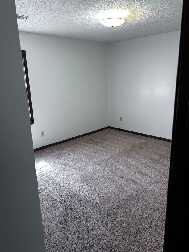 Building Photo - 1601 Cedarbrook Dr