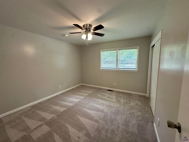 Building Photo - 1021 Greenwood Dr