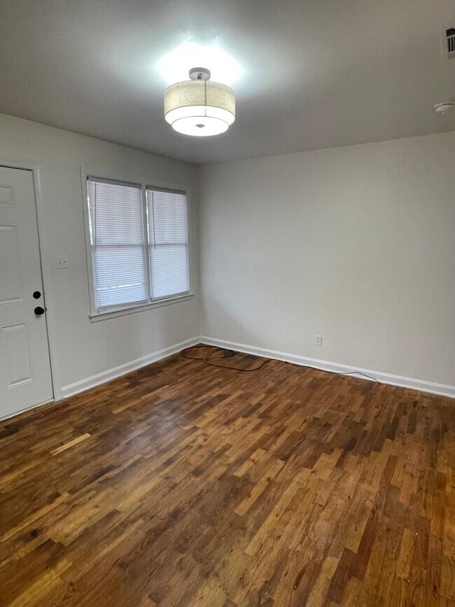 Building Photo - 2 Bed / 2 Bath with office space Home for Rent – Renovated Kitchen & Fenced Backyard