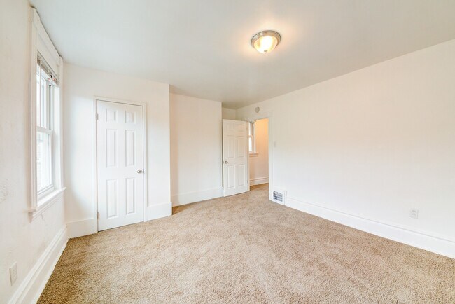 Building Photo - Available July 2026 - Spacious 2 Bedroom Home in Mt. Washington!