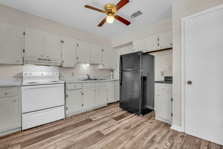 Building Photo - 501 Brooks Rd