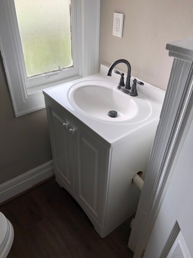 Building Photo - $1,600 - Newly Renovated 3 Bedroom Home With Study